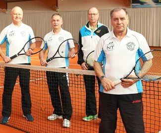 Jugendwart Reinhold Naujoks (rechts) ist gemeinsam mit Andreas Baar, Jörg Sommer und Thomas Hunger (von links) in der Herren-50-Bezirksliga für den Tennisclub Meerane aktiv. In der Hallensaison schlagen sie im Crimmitschauer Sportpark auf.
