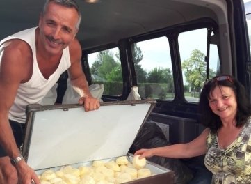 Achim und Gabi Döbrich mit Kuchen aus eigener Herstellung. Nun wird Kriegsbrot gebacken. 