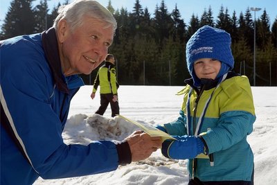 Vor Corona gratulierte Gert-Dietmar Klause Johann Ungethüm, dem jüngsten Starter des Wintersportfestes in Beerheide, zum Sieg über die 300-m-Strecke. 