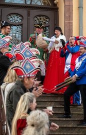 Der Crossener Carnevalverein holte sich den Schlüssel von Erlaus Bürgermeister Peter Ahnert. Es ist die 60. Faschingssaison.