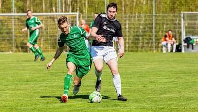 Auch Florian Wunder (r.) und der Oelsnitzer FC haben die Drebacher Krokusse nicht stoppen können. Der FV - hier mit Paul Gärtner - feierte in Oelsnitz den 14. Sieg in Folge. 