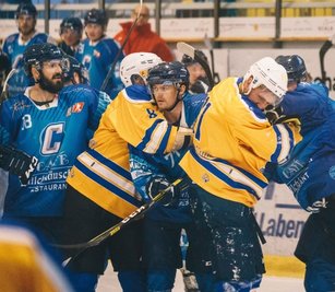 Obwohl es nur ein Testspiel war, ging es beim 7:6-Erfolg der Chemnitz Crashers gegen den HC Klasterec vor 260 Zuschauern heiß her - und es flogen auch mal kurz die Fäuste. 