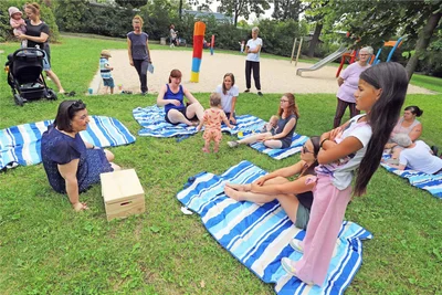 Auf einem Spielplatz in Freibergs Stadtteil Friedeburg entspann sich ein lockeres Gespräch zwischen Staatssekretärin Ekin Deligöz (l.) und jungen Müttern mit ihren Kindern.