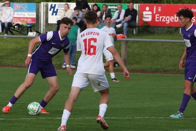 Die U 17 des FC Erzgebirge Aue – im Bild Luis Pohlenz am Ball – ist Sachsenpokalsieger. Im Finale bezwangen die B-Junioren RB Leipzig II.