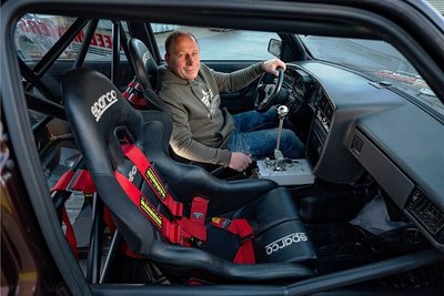 Bitte anschnallen: Selbst bei 340 km/h laufe der Golf noch wie auf Schienen, sagt der gelernte Maler. 