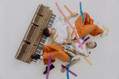Sascha Stiehler und Antonio Lucaciu mit ihren Instrumenten.