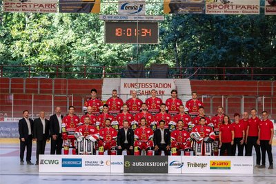 Mit diesem Team gehen die Eispiraten in die Saison 2023/24:Hintere Reihe (von links): Colin Smith, Jannis Kälble, Willy Rudert, Lucas Böttcher, Tamás Kánya, Hayden Verbeek. Mittlere Reihe: Jörg Buschmann (Geschäftsführer), Ronny Bauer (Gesellschafter/Teammanager), Mathias Eisenblätter (Gesellschafter), Scott Feser, Sören Sturm, Alexander Schmidt, Henri Kanninen, Ole Olleff, Thomas Reichel, Tobias Lindberg, Max Balinson, Vinny Saponari, Alina Köhler (Physiotherapeutin), Heike Storch (Physiotherapeutin), Marco Schwabe (Teambetreuer), Chris Franke (Physiotherapeut), Norman Markert (Mannschaftsleiter). Vordere Reihe: Christian Schneider, Mario Scalzo, Jussi Tuores (Trainer), Dominic Walsh, Esbjörn Hofverberg Co-Trainer), Felix Thomas, Oleg Shilin.