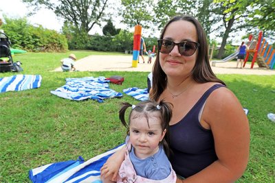 Arabella Al Kasser mit der kleinen Mila. Sie beklagt Ungerechtigkeiten bei der Verrechnung von Kindergeld.