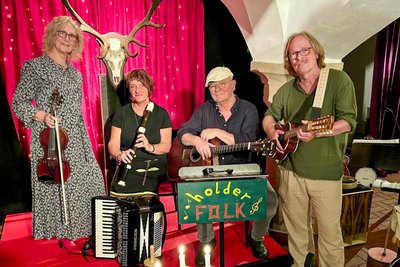 Die Band Holderfolk stellt in der Uni im Bauernhaus Goßberg ihre handgemachte Musik vor.