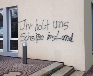 Am Sonntagmorgen sind die Schmierereien am Neuen Rathaus in Meerane entdeckt worden.