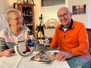 Betty und Walter Dahmen in ihrer Wohnung in Erkelenz. Erzgebirgische Volkskunst erinnert an die Zeit in Friedebach. 