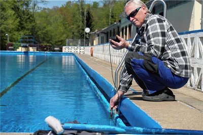 Der Geringswalder Schwimmmeister Lutz Porsche prüft schon mal die Temperatur, die inzwischen bei fast badetauglichen 16 Grad liegt. 