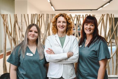 Mit ihren Angestellten Lea Henig (li.) und Stefanie Gotthardt (re.) ist Dr.med. Katharina van der Meer in ihrer Praxis in Rochlitz tätig.