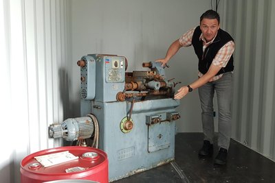 Thomas Schlosser an einer gespendeten Werkbank im Brandübungshaus. Dort soll perspektivisch noch ein nachgebautes Krankenzimmer samt Pflegebett einziehen.