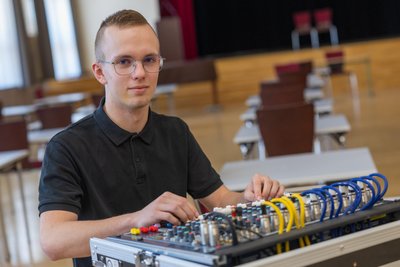Tim Löffler (17) ist der Spezialist für Ton und Licht. Später will der Elftklässler Medientechnik studieren.