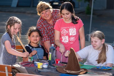 Die Bühnendeko für die Räuberparty im Parktheater wurde vom Spiel-Spaß-Kindertreff selbst gestaltet.