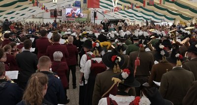 Ein volles Festzelt beim Blasmusikfestival 2019. Solche Bilder wird es dieses Jahr im Kurort nicht geben. Das Festival fällt erneut aus. 