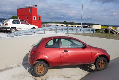 An einem Übungselement mit unterschiedlich schiefen Ebenen kann die Befreiung von Personen aus verunglückten Fahrzeugen durchgespielt werden.