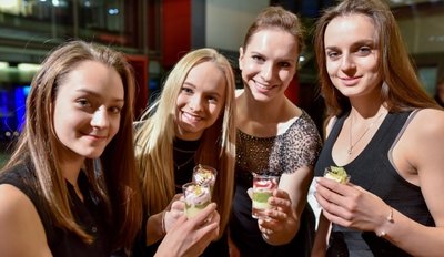 Naschen auf der Gala nach Platz drei erlaubt: Die Chemnitzer Turnerinnen Helene Schäfer, Josie Bauer, Sophie Scheder und Pauline Schäfer (v. l.).