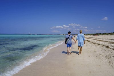 "Schlendern ist Luxus", heißt es in einem Song von Ulla Meinecke. Das gilt besonders für viele Urlauberinnen und Urlauber. Doch am Strand braucht man eigentlich gar nichts tun. Auch das wäre okay.