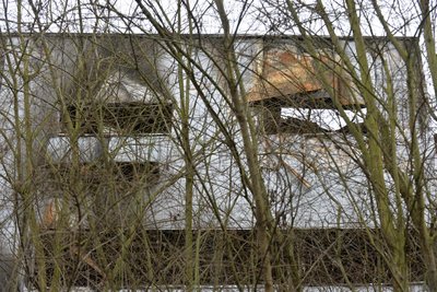 Die Brandschäden an der Halle sind von Weitem sichtbar.
