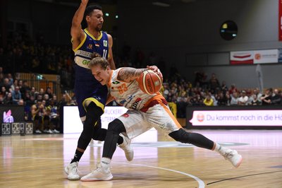 Malte Ziegenhagen (Niners) und Joel Sadu Aminu.