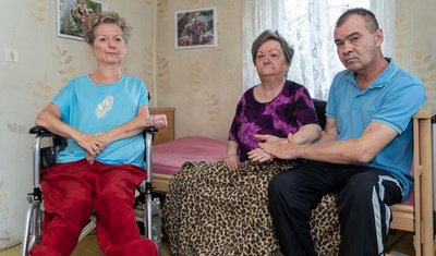Carmen Luzius (links) und Karin Zitterbart mit Pfleger Daniel Chetkowski: Die gelähmten Schwestern sind auf Hilfe angewiesen.