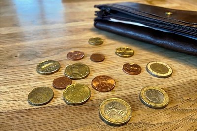 Kassensturz am 1. Januar 2022 in einer sächsischen Geldbörse: Von zwei1-Euro-Münzen ist eine deutsch, die andere ausländisch. 