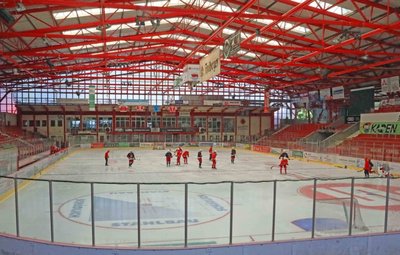 Das Stadion in Crimmitschau von Innen. In der Stadtionkneipe am Sahnpark kam es nach dem Derby zu einem Polizeieinsatz. 