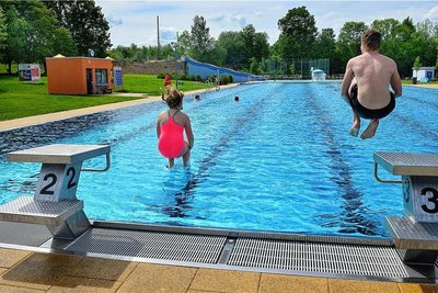 Im Freibad Mittweida ist der Sprung in die kühlen Fluten ab Freitag möglich, die Wassertemperatur am Mittwoch lag bei 16,5 Grad Celsius. 