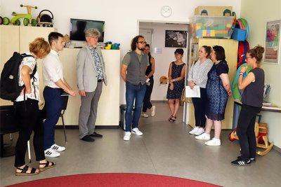 In der Kita des Kinderschutzbundes Freiberg kam Staatssekretärin Ekin Deligöz (2.v.r.) mit Vertretern aus Stadt- und Landkreispolitik ins Gespräch.