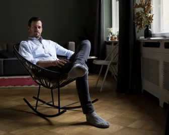 Ein Paar, zwei Wohnungen: Er will nicht aus seiner durchgestylten Altbauwohnung weg. 