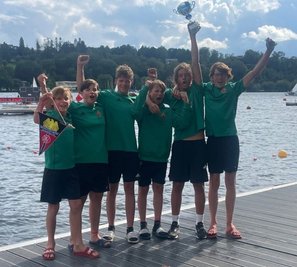 Haben ihren Platz in der Vereinsgeschichte des KSV Glauchau sicher: Die U-14-Kanupolo-Mannschaft, die in Essen Deutscher Meister wurde: Von links: Lenjo Reimers, Anne Marie Kreher, Kaleb Dittrich, Finley Schnabel, Aljoscha Köhler, Arjen Reimers. Es fehlt: Emma Rose. 