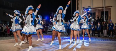Mit vielen Zuschauern ist der Faschingsclub von Penig am 11.11. vor dem Rathaus in seine 53. Saison gestartet. Diese steht unter dem Motto: "Irgendwas mit Weltall". Zum Auftakt durfte getanzt werden. Die Garde zeigte ihr Können. 