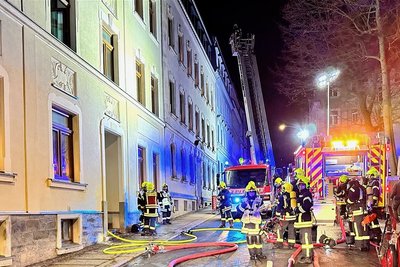Während des Einsatzes am Dienstagabend an der Lindenstraße in Annaberg-Buchholz kam zur Rettung von Hausbewohnern aus oberen Etagen auch die Drehleiter der Buchholzer Feuerwehr zum Einsatz. 