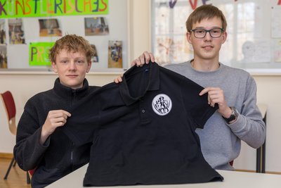 Luca Schnepp und Alexander Münch haben das Schul-T-Shirt auf den Weg gebracht. Sie vertreiben es als Merchandise-Artikel.
