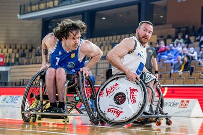Hayden Siebuhr (links) – hier im Auswärtsspiel beim Tabellenzweiten Lahn Dill – und RB Zwickau bekommen es am Samstag mit dem ungeschlagenen Spitzenreiter aus Thüringen zu tun.