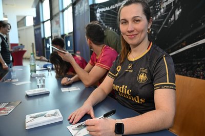 Auch wenn sie dieses Mal nicht selbst auf dem Spielfeld stand, war Nationalspielerin Ina Jensen mit vor Ort.