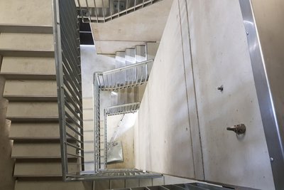 Ganz oben im Übungsturm fehlen noch Ankerpunkte für Abseil-Einsätze.