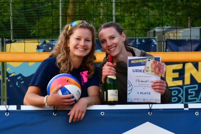 Sina Ehrhardt (links) und Julia Wolf haben sich bei den Beachdays in Reichenbach im Feld der Frauen den Sieg erspielt.