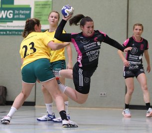 Auch wenn es in dieser Szene mit Julia Ehrentraut (am Ball) sicher anders war: Trainer Björn Fröhlich ist sich sicher, dass sich Glauchau/Meerane am Sonntag selbst ein Bein gestellt hat. 