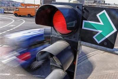Nicht nur vorm Abbiegepfeil versagt bei vielen Autofahrern das nötige Faktenwissen. 