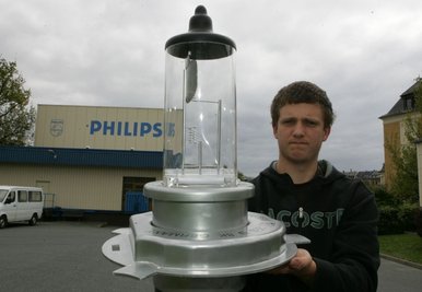
              <p class="artikelinhalt">Rund 18 Millionen H4-Ersatzlampen produziert Philips in Plauen (ehemals Narva) bisher pro Jahr. Das Riesen-Modell präsentiert Daniel Menning aus dem 3. Ausbildungsjahr. Doch die H4 sollen künftig aus Polen kommen. Durch die geplante Produktionsverlagerung sind mindestens 150 Arbeitsplätze gefährdet.</p>
            