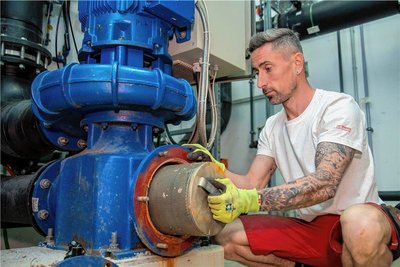 Schwimmmeister Maik Fleischer hat am Mittwoch im Freibad Penig das Sieb an einer Umwälzpumpe kontrolliert. Das Bad öffnet im Juni. 