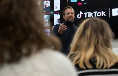 Tobias Henning von Tik-Tok Deutschland sprach auf dem Panel "#BookTok" auf der Leipziger Buchmesse im Frühjahr dieses Jahres.