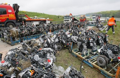 
              <p class="artikelinhalt">Schwerer Unfall am Autobahnkreuz Chemnitz. Der Sattelzug war auf dem Zubringer von der A4 auf die A72 Richtung Hof mit der Leitplanke zusammengestoßen und umgekippt. Jeder der 92 Motoren, die der Laster geladen hatte, hat einen Wert von 4000 Euro. Wie viele davon beschädigt sind, konnte die Polizei am Dienstag noch nicht sagen.</p>
            