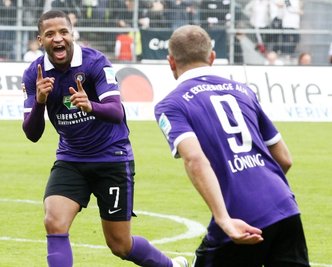 Romario Kortzorg feiert sein Tor zum 1:0 gemeinsam mit dem Vorlagengeber Frank Löning. Zum Auswärtssieg reichte es für die Auer aber auch gestern in Sandhausen nicht.