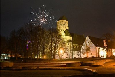 So sah es zum Jahreswechsel 2021/22 auf dem Schloßberg aus: Wenige Raketen wurden von hier abgeschossen, aber es kamen einige Dutzend Leute zum "Balkon" der Stadt, um etwas Feuerwerk zu beobachten.