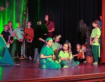 Hortkinder des "AlberTina" präsentierten ihr Theaterstück "Freundschaft ist blau, oder?" im Festsaal "Goldener Löwe" in Hainichen. 