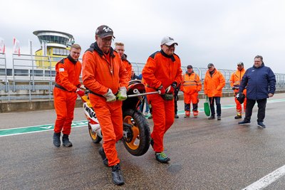 Vier Leute und eine Spezialstange mit Gurt werden bei Motorrad-Bergungen gebraucht.